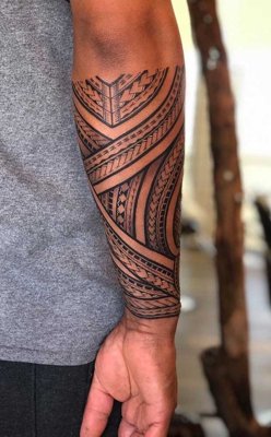  Tatouage maori, polynésien de l'avant bras sur un homme